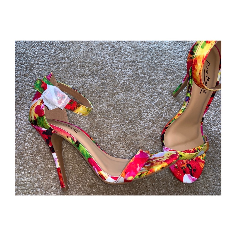 Floral Heels NEVER WORN❤️